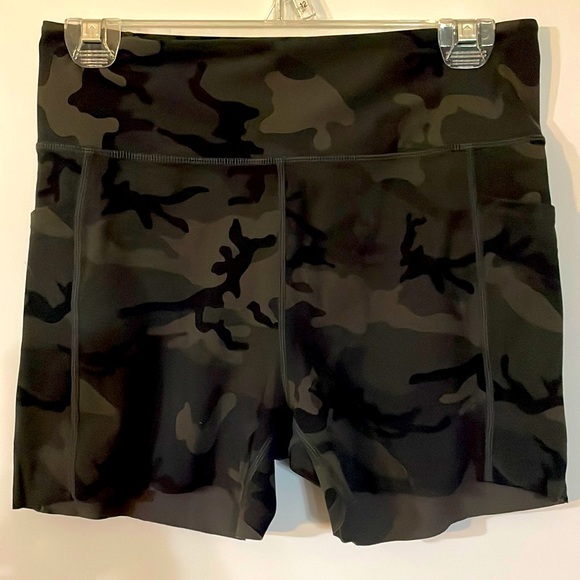 Zyia Bicycle Shorts - Picture 2 of 3
